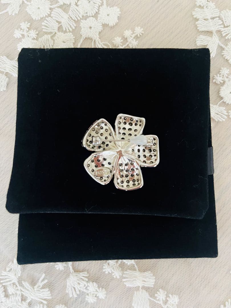 ✴︎美品✴︎Foxey フォクシー　お花ブローチ