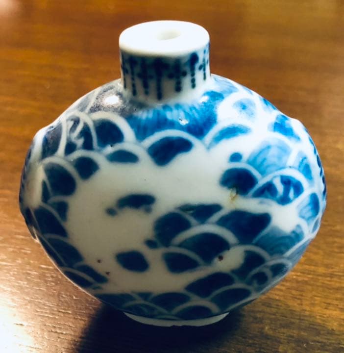 中国骨董　成化年製　染付白抜龍紋　鼻煙壺　康熙時期