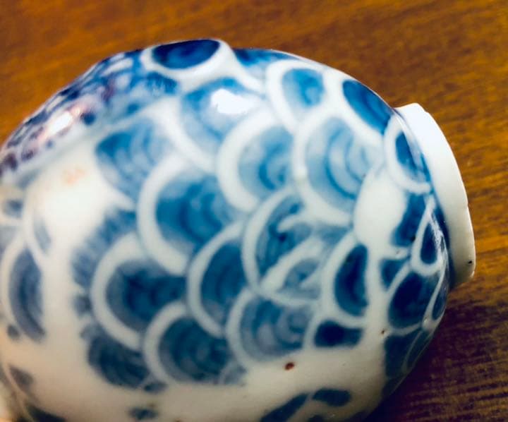 中国骨董　成化年製　染付白抜龍紋　鼻煙壺　康熙時期