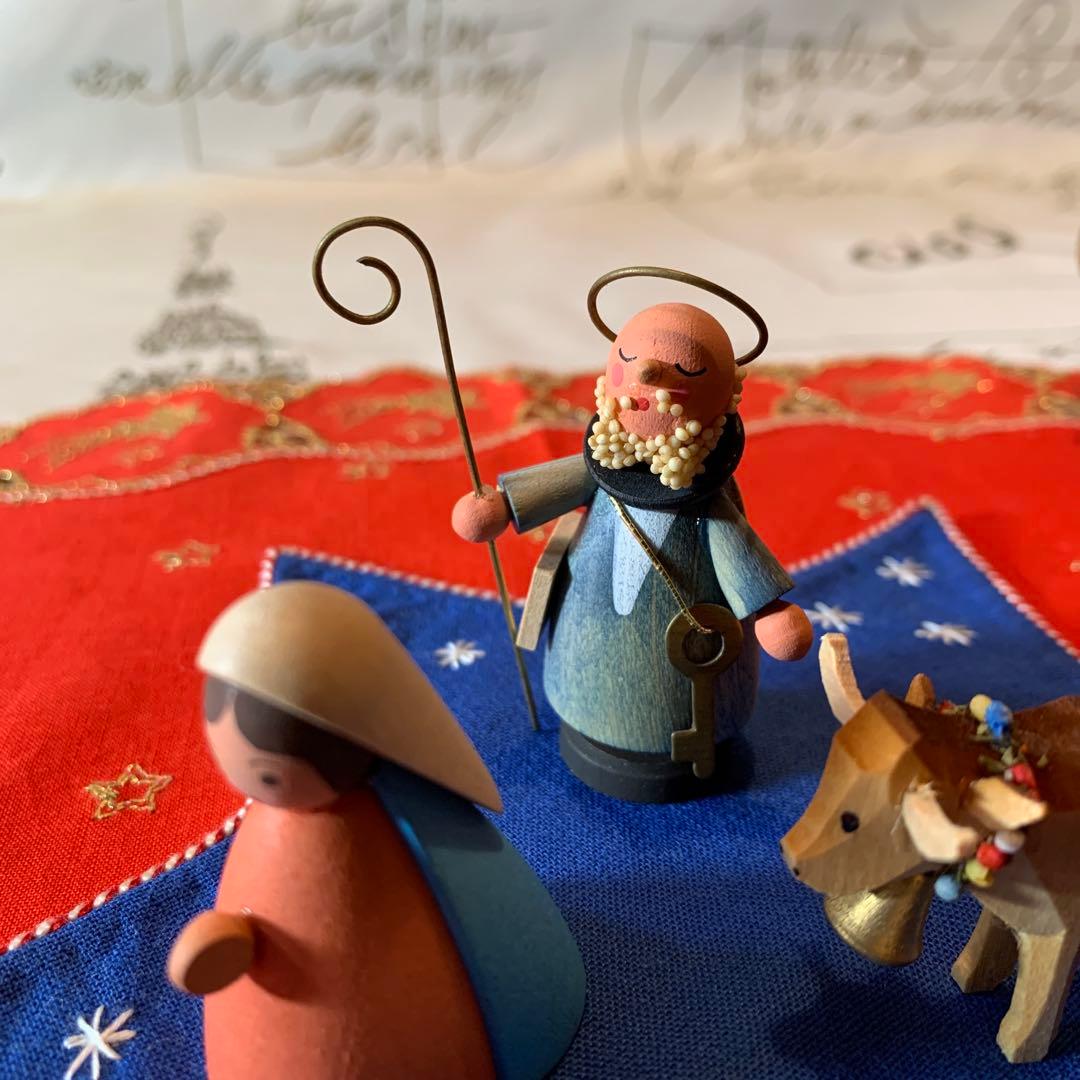 ドイツ製　木製人形　エルツ　ヘニッシユ工房の聖家族と羊飼い牛さんの可愛いセット！