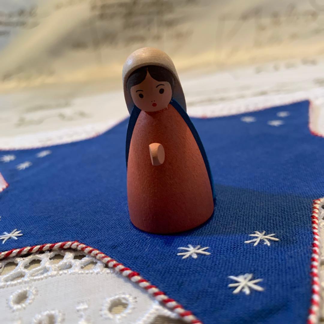 ドイツ製　木製人形　エルツ　ヘニッシユ工房の聖家族と羊飼い牛さんの可愛いセット！