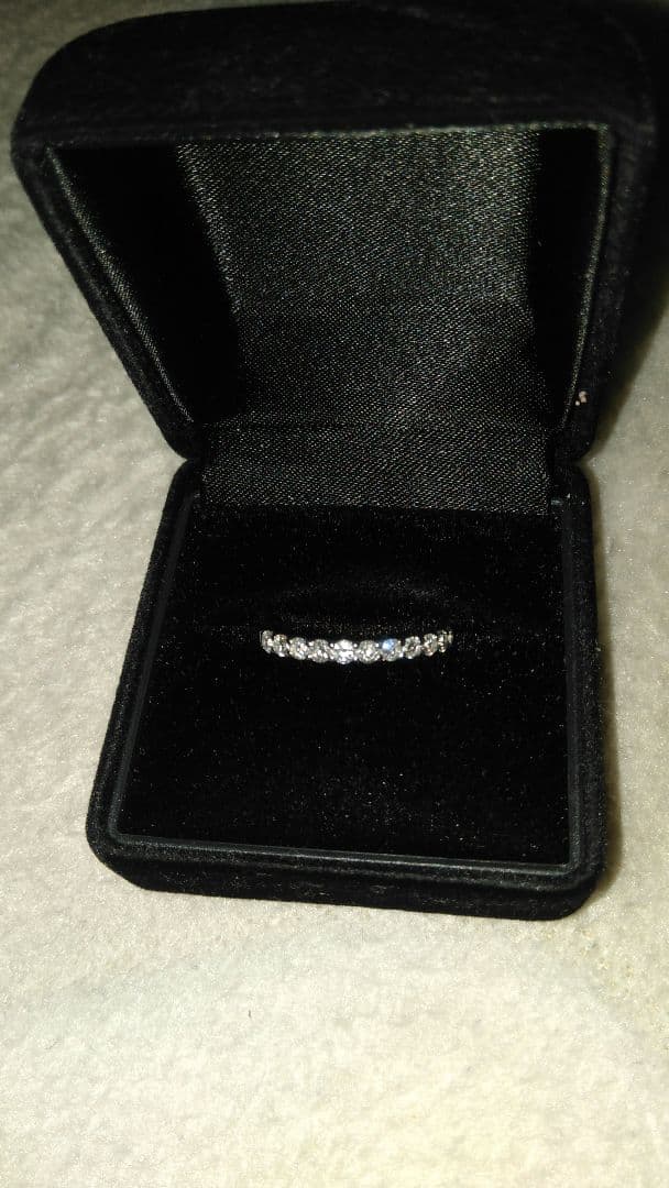 ダイヤモンドプラチナハーフエタニティリング、０、５カラット美品です。