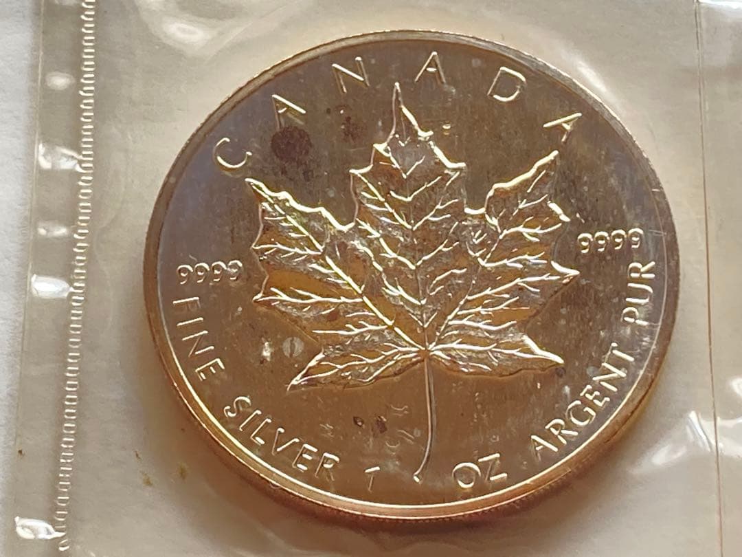 旧エリザベス女王デザインのメイプルリーフ銀貨入りブリスタパック２点