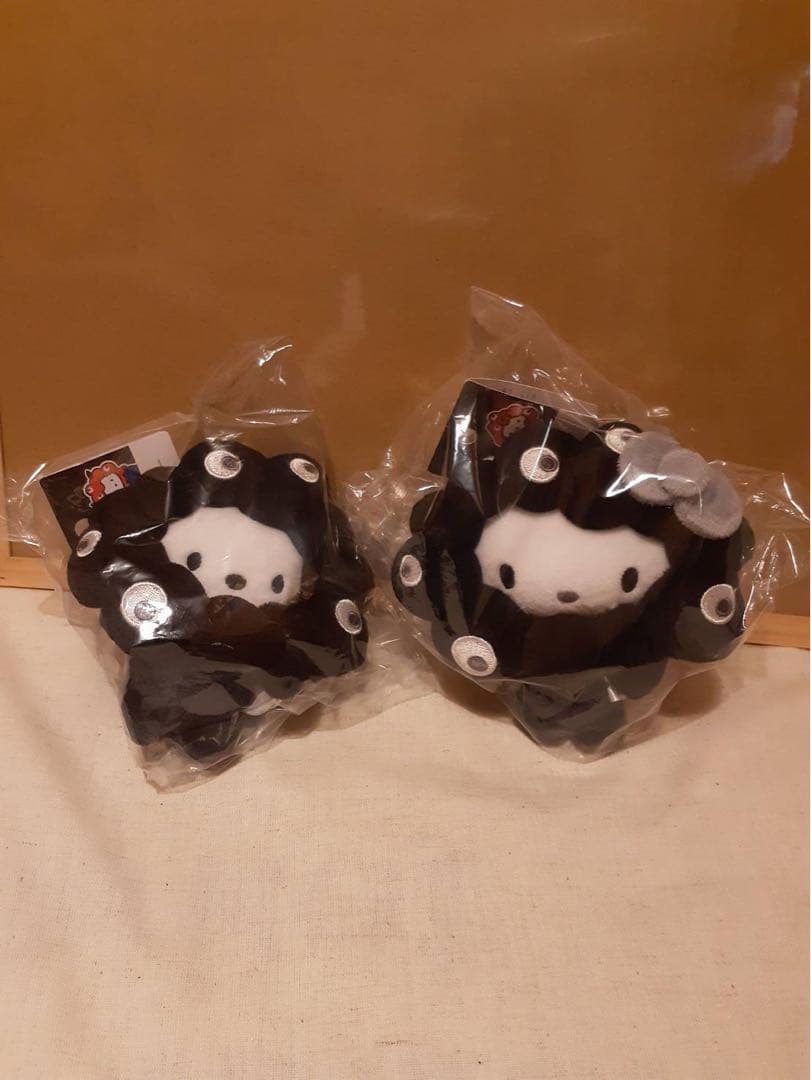 黒ミャクミャク サンリオカラナビ ポチャッコ キティ 2個セット缶バッジおまけ2