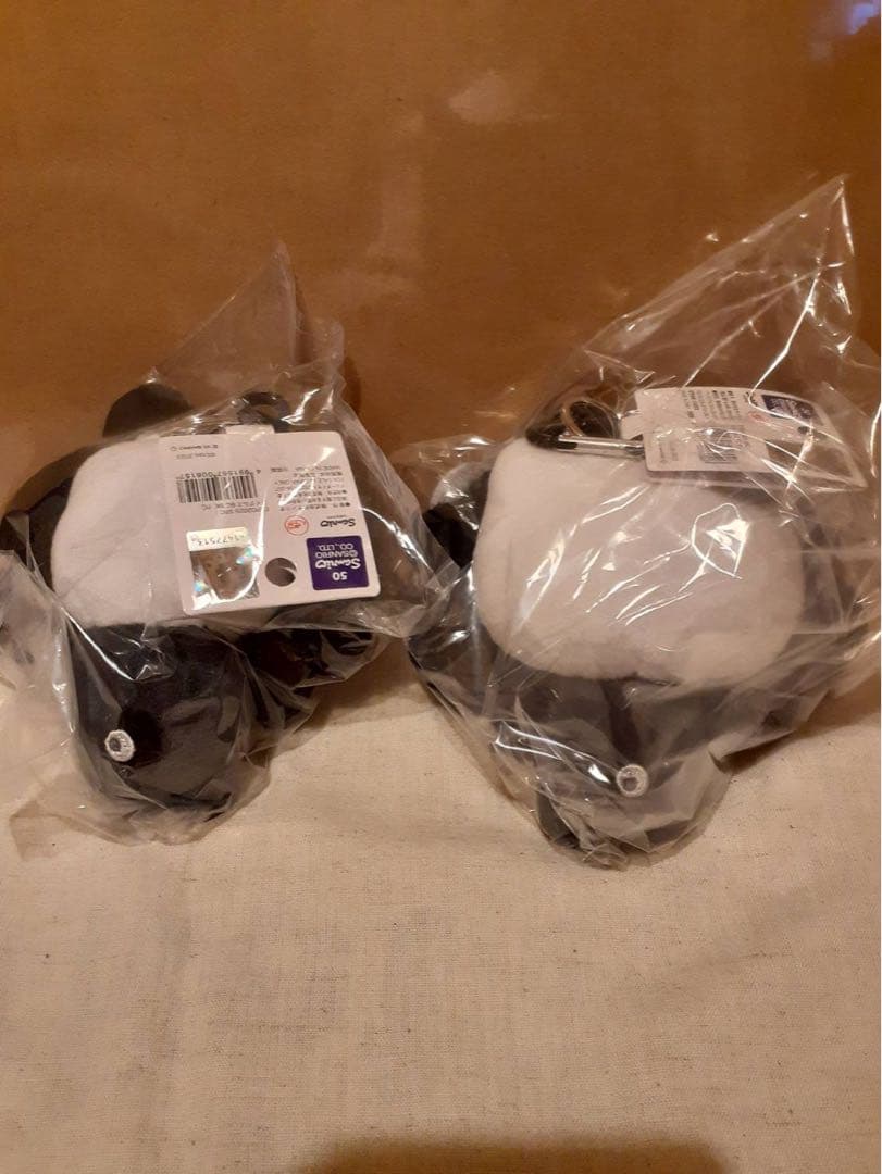 黒ミャクミャク サンリオカラナビ ポチャッコ キティ 2個セット缶バッジおまけ2