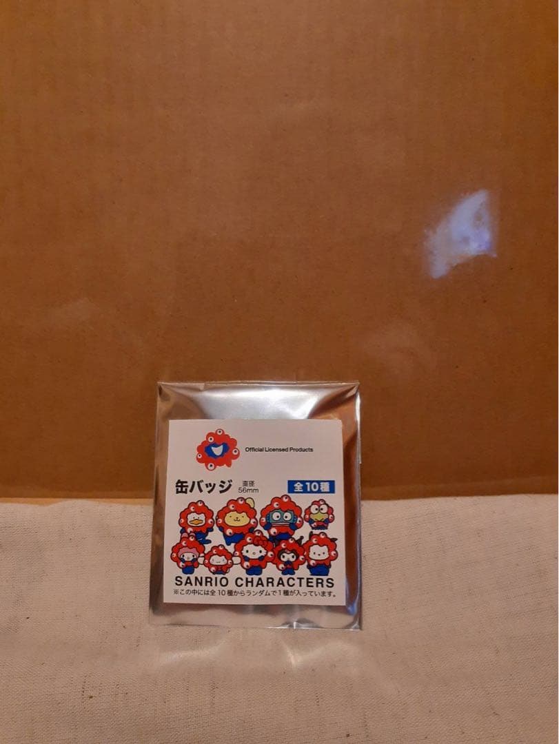 黒ミャクミャク サンリオカラナビ ポチャッコ キティ 2個セット缶バッジおまけ2