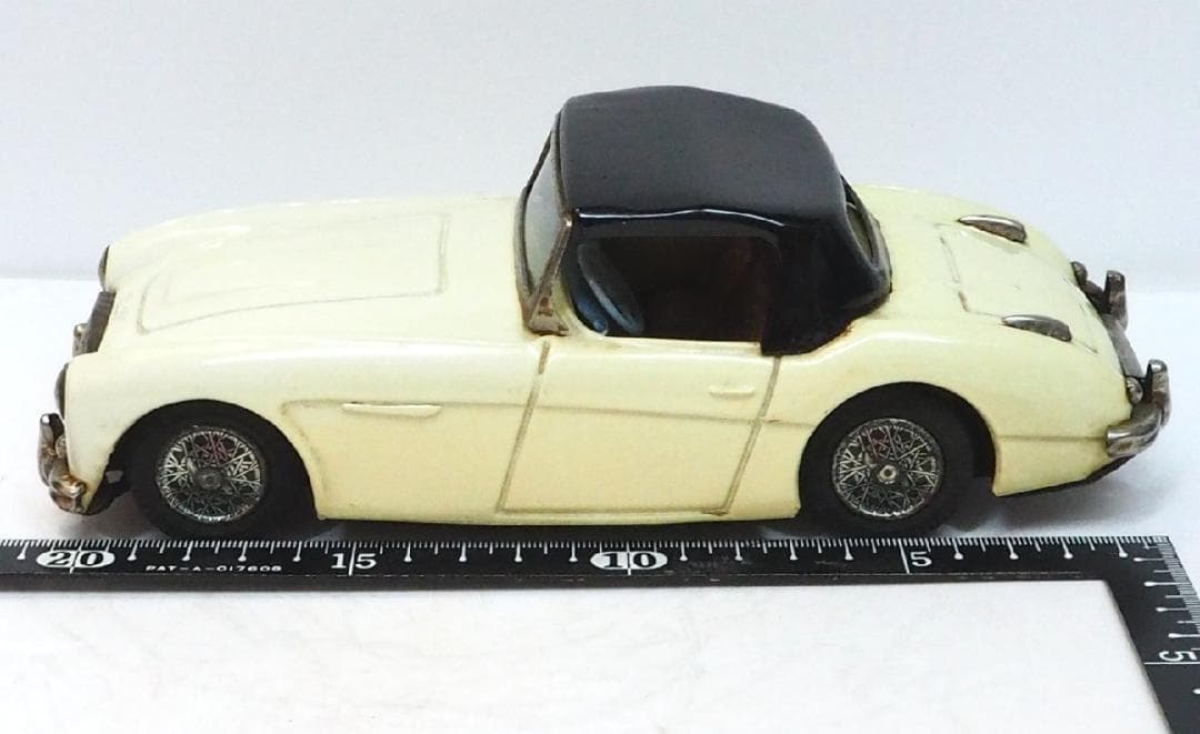 萬代屋【オースチン ヒーレー100SXクーペ白ソフトトップ】ブリキ tin 箱無