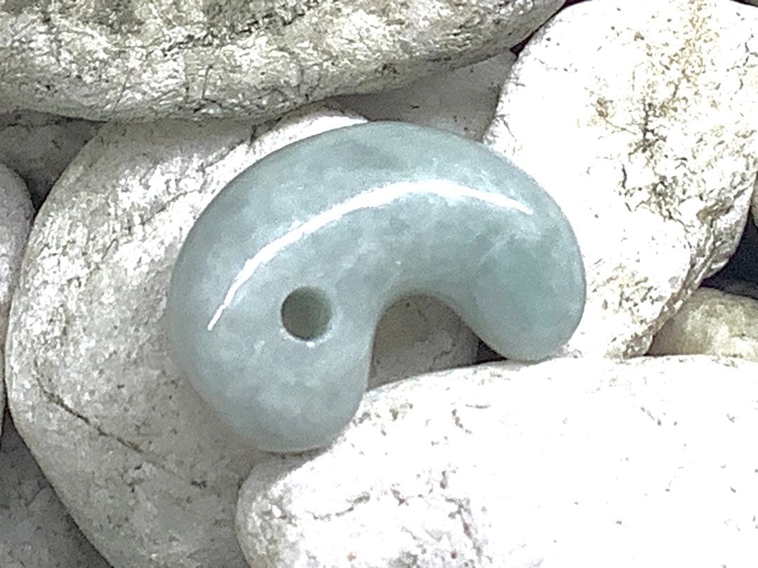 お身近に✳品質*価格に自信の糸魚川翡翠勾玉　守護石*お守りに　鑑別書取得の本物を