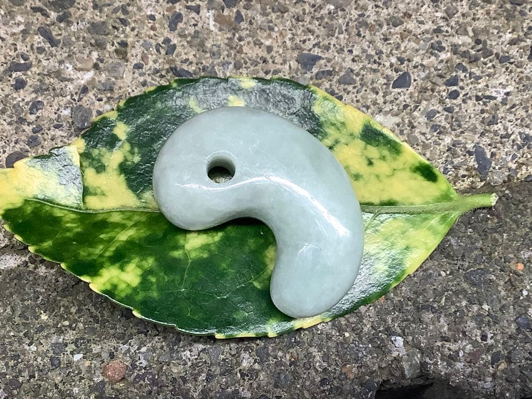 お身近に✳品質*価格に自信の糸魚川翡翠勾玉　守護石*お守りに　鑑別書取得の本物を