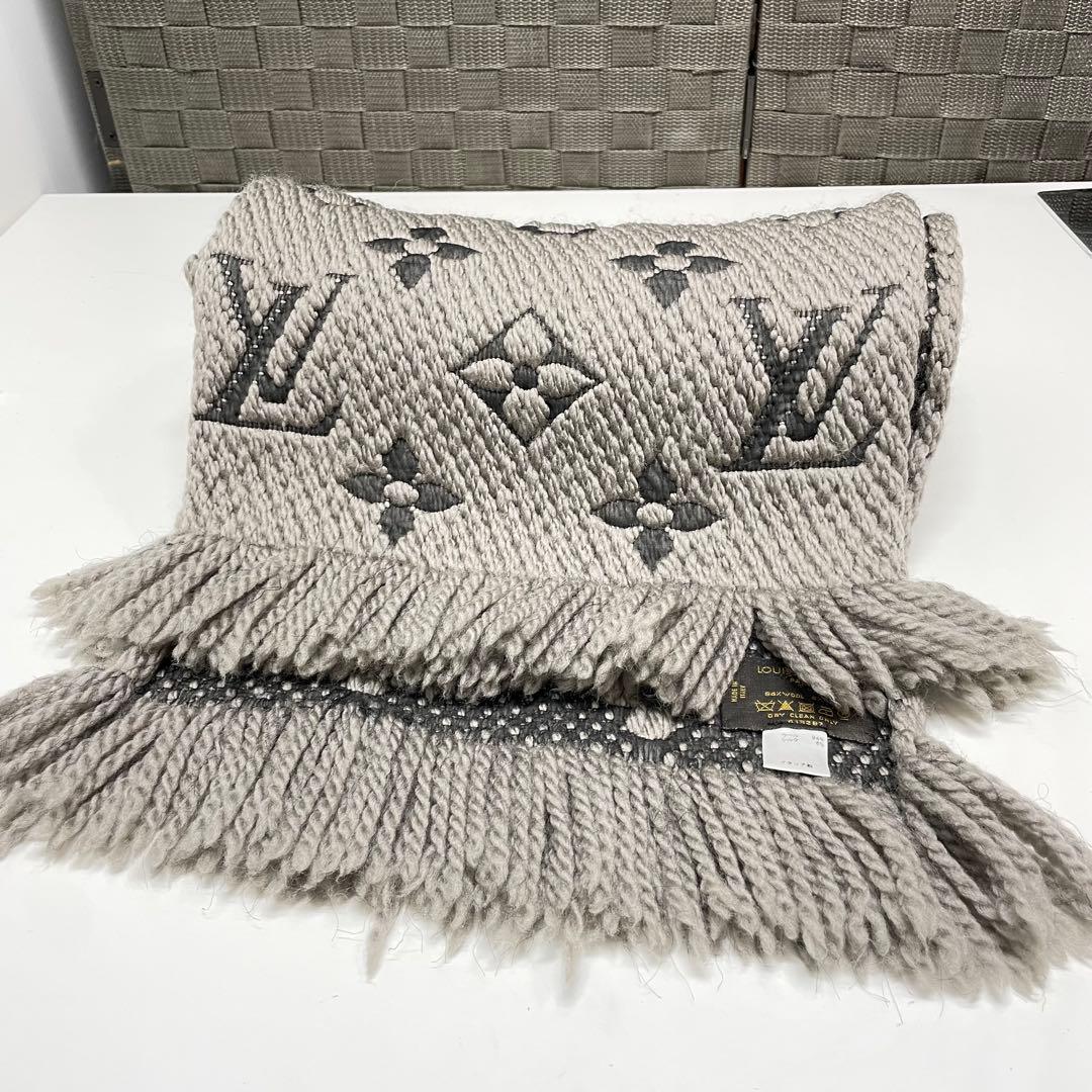 ブ*ん様 LOUIS VUITTON エシャブルロゴマニア　グレー マフラー