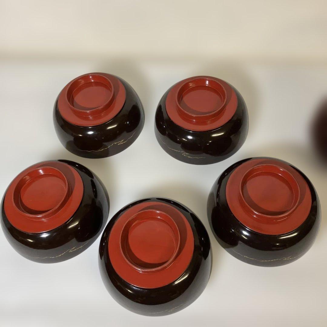 黒塗に蓋・内朱塗の金蒔絵木製漆器椀五客／蓋に希少な意匠「（三日月の）月輪に蝙蝠」