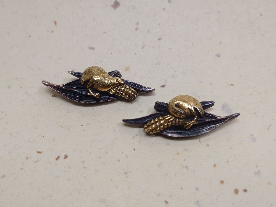 目貫、赤銅地に、鳥と粟穂図