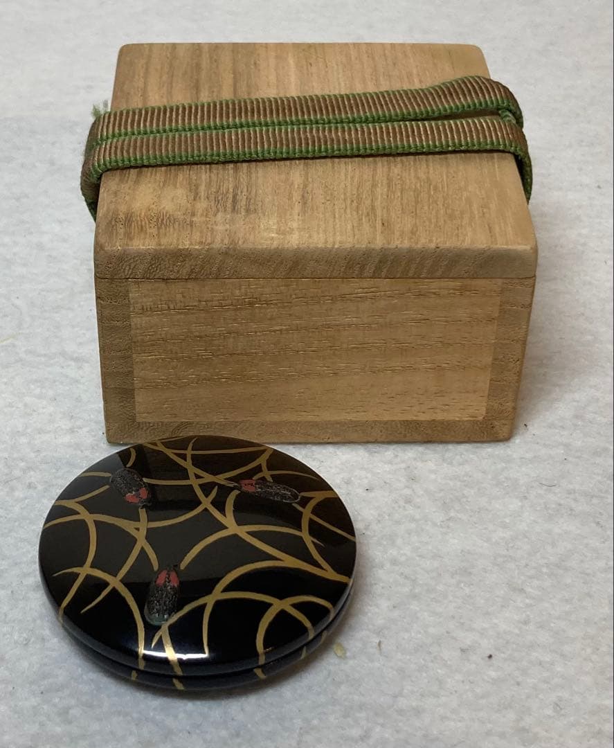 B432h 「蛍蒔絵 丸香合」井口海仙箱書　在判　木製黒漆塗　香道具　茶道具