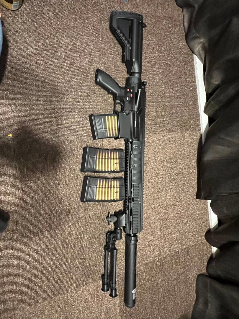 次世代電動ガン　マガジン３本 バイポッド、スコープ付き