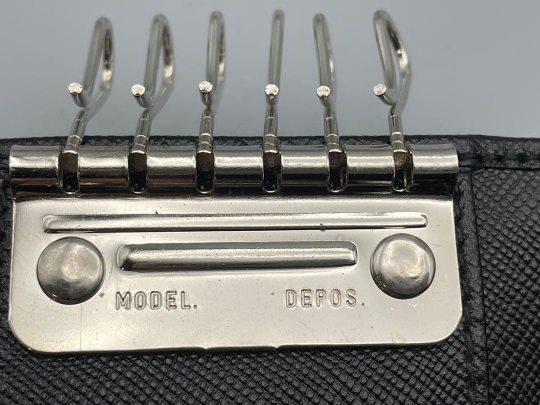 【極美品】　箱付き　プラダ　6連キーケース　男女兼用　ブラック