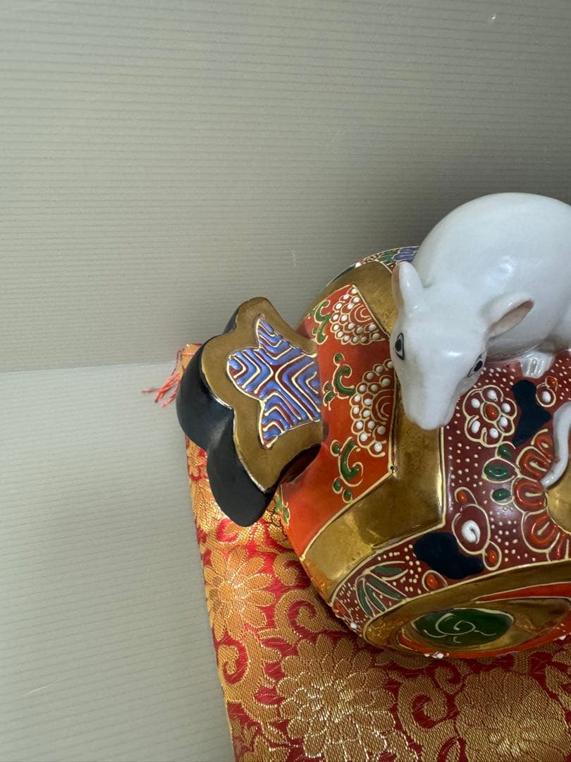2118九谷焼 時代色絵 小槌に白ねずみ 干支置物　十二支子 縁起物　座布団付き
