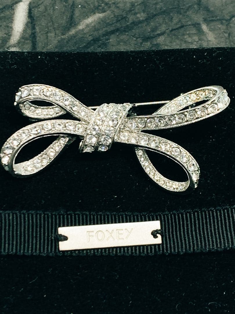 まっちゃぱふぇFOXEY ブローチ クリア ラインストーン リボンモチーフ