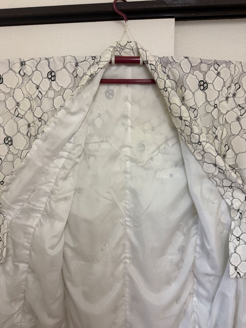 白地に黒花柄 のレース振袖です