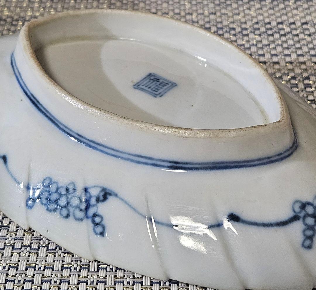 【名品❗】 江戸時代前期　藍九谷様式　白抜き　染付 栗の図　鎬手　葉形　変形皿