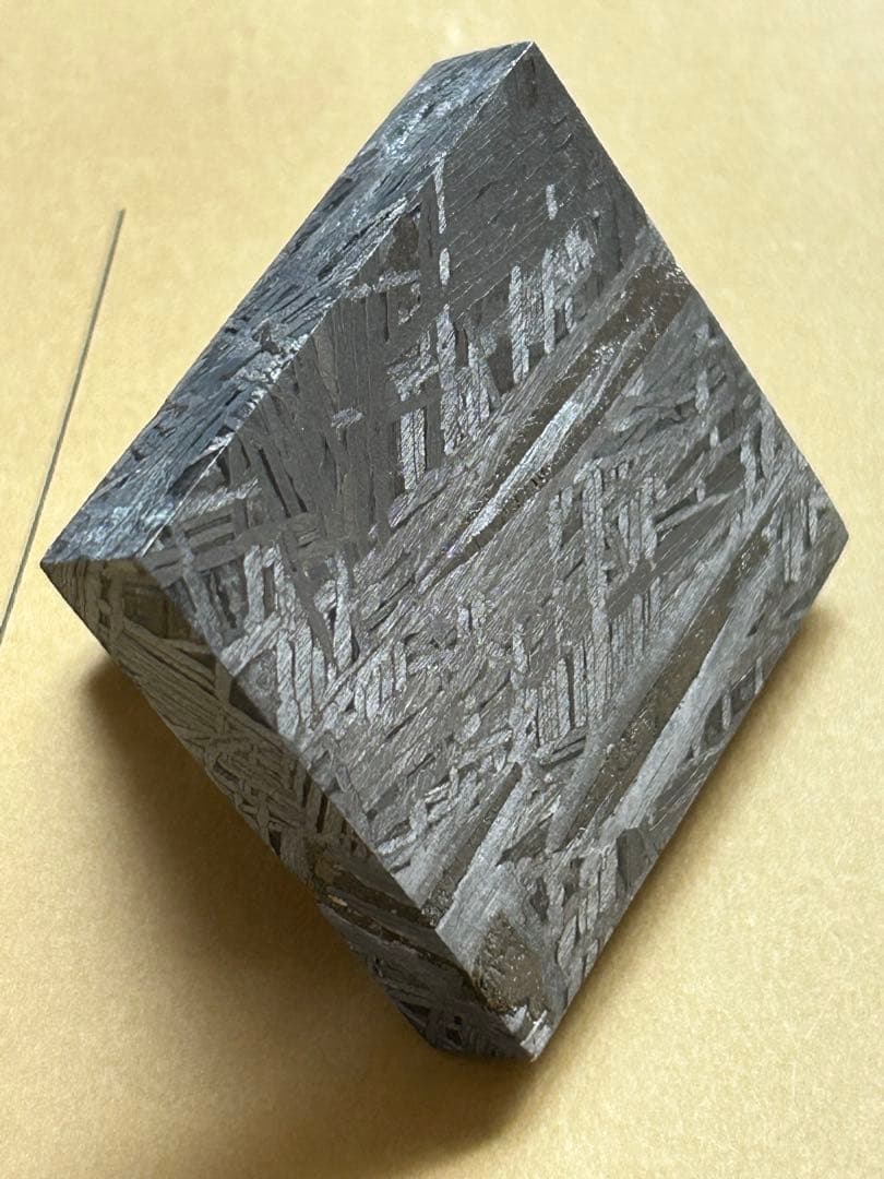 アルタイ鉄隕石。美しい四角形。約212.12g