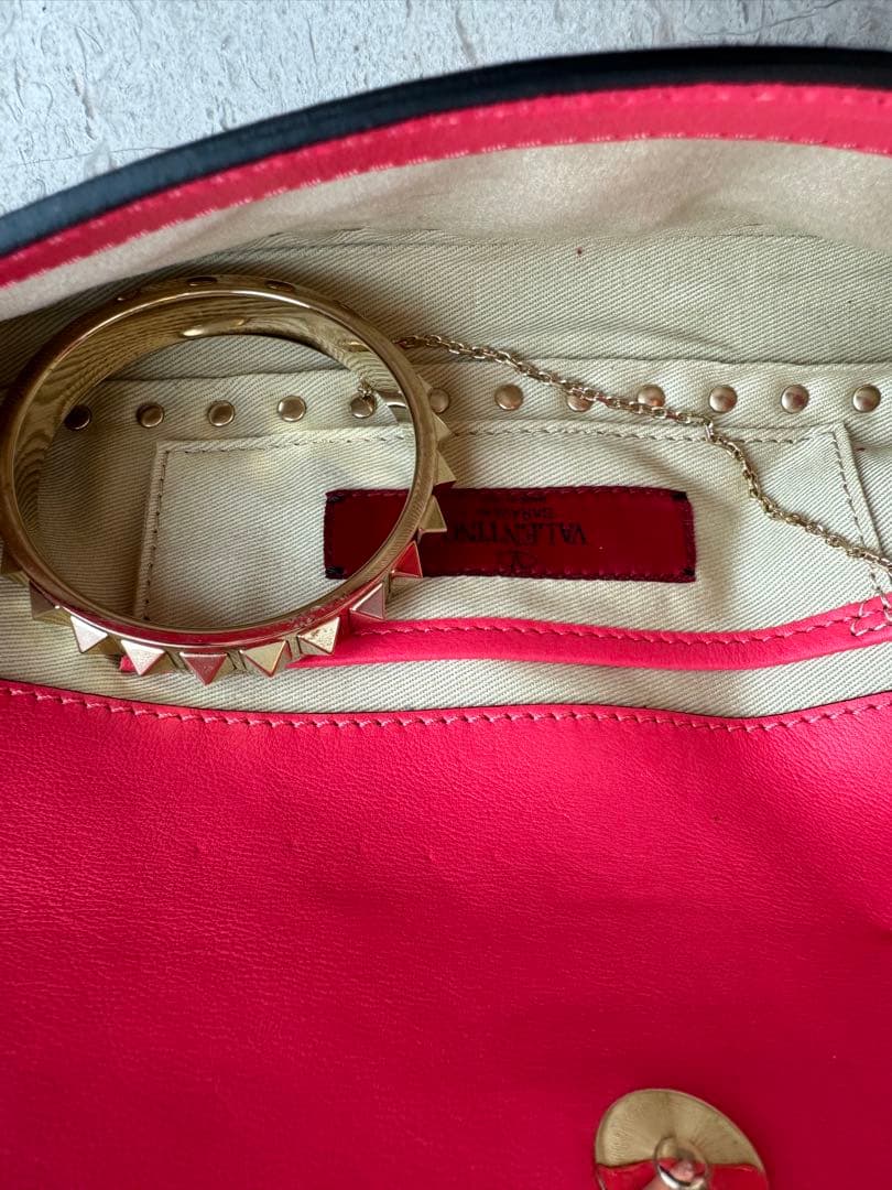 バレンティノ　ロックスタッズ　バングルチェーン付きバッグ