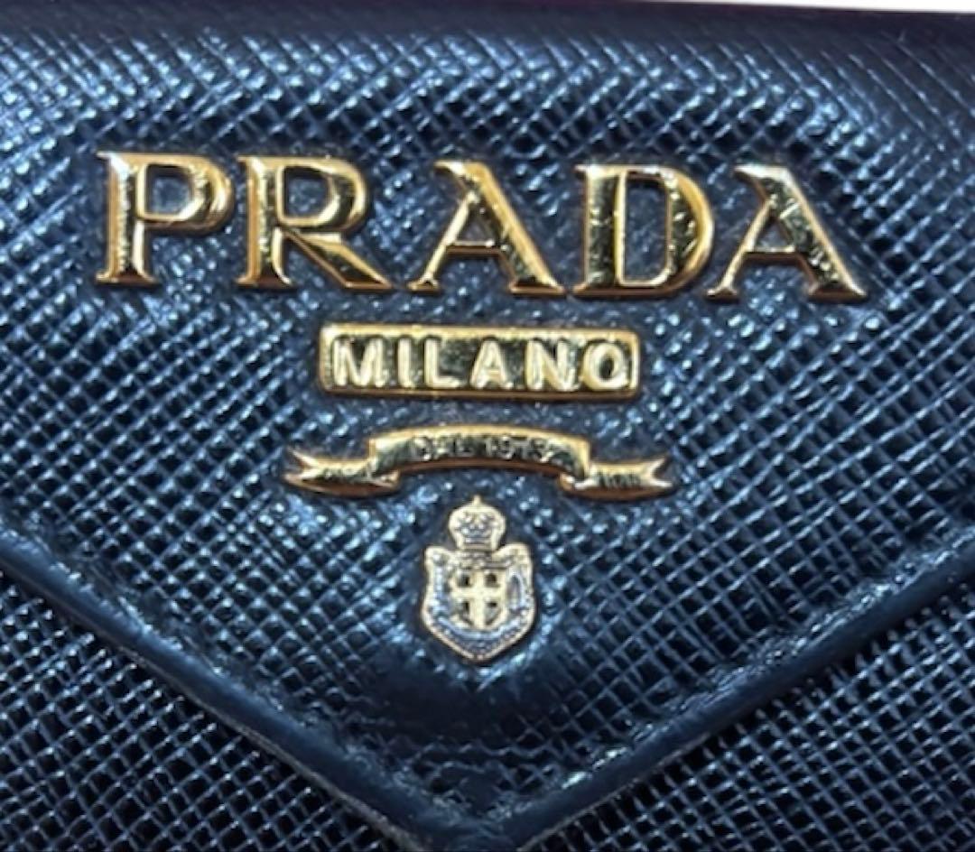 プラダ 三つ折り財布 折り財布 サフィアーノレザー 金ロゴ 黒