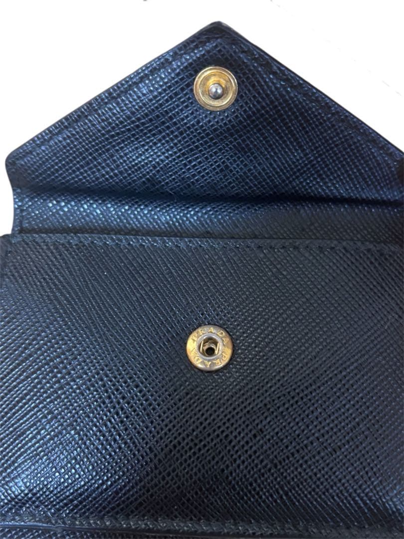 プラダ 三つ折り財布 折り財布 サフィアーノレザー 金ロゴ 黒