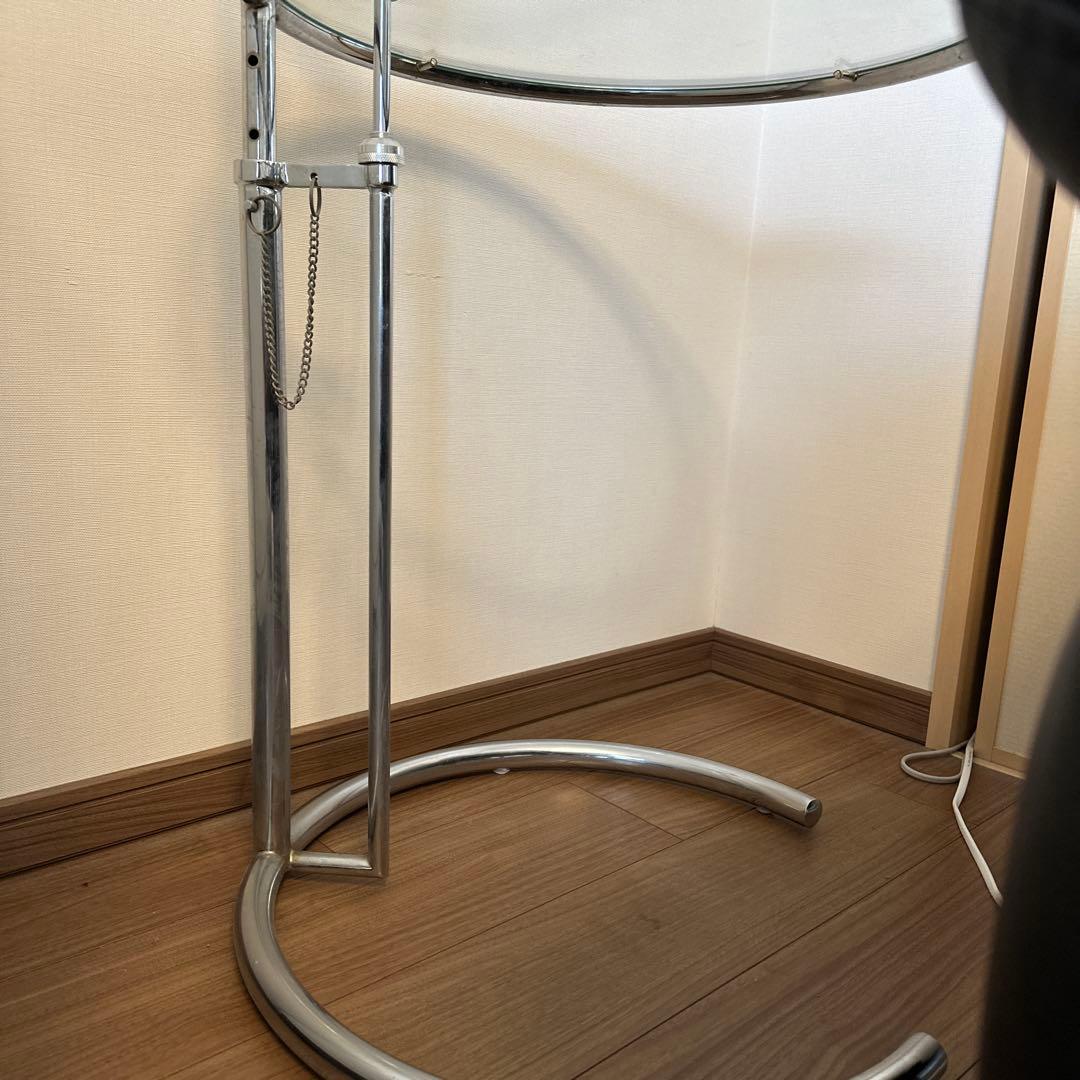 アイリーングレイのサイドテーブル クリアガラス