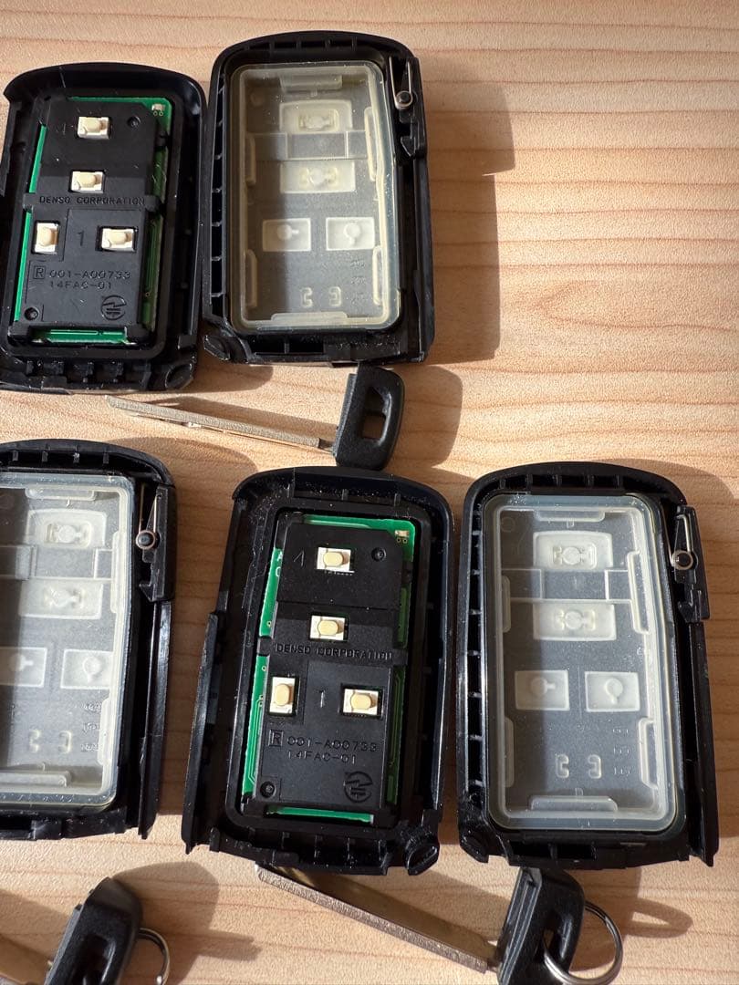 トヨタ純正 ヴォクシー スマートキー (4つボタン) 3個 送料込み