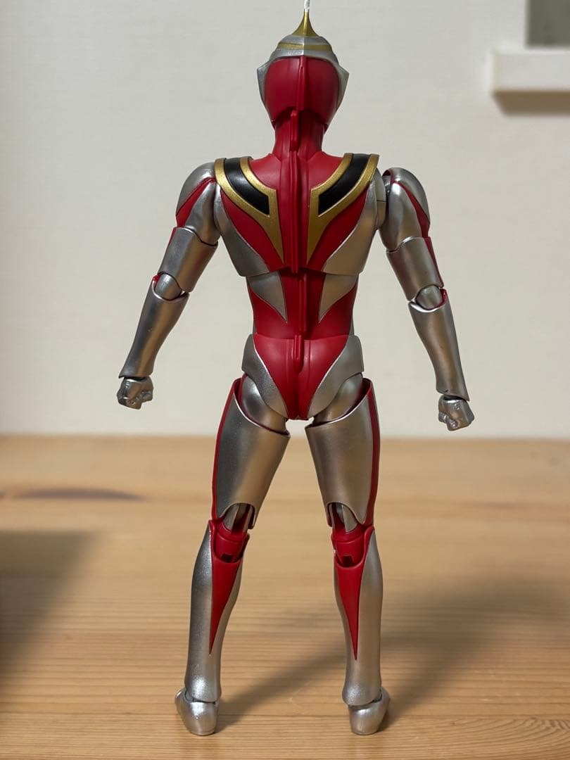 S.H.Figuarts真骨彫製法　ウルトラマンガイア(V2)