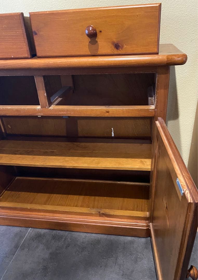 （りりり）送料込み　スペイン製　木製キャビネット