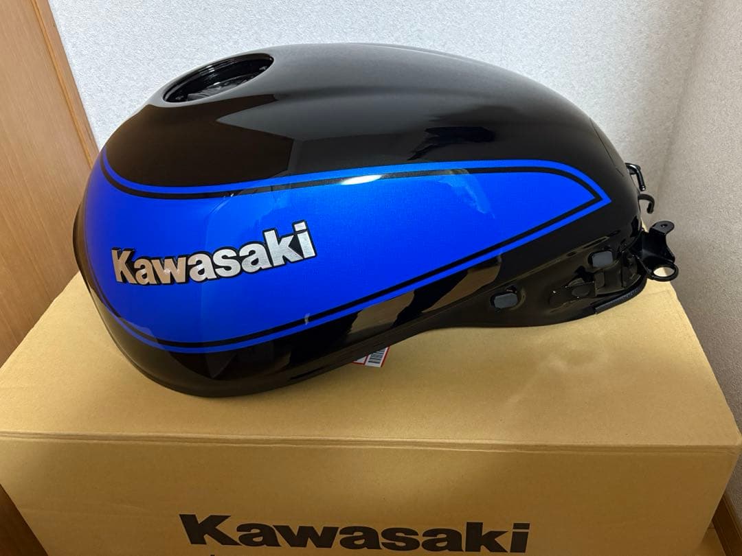 Z900RS タンク　メタリックディアブロブラック×ブルーボール2024モデル