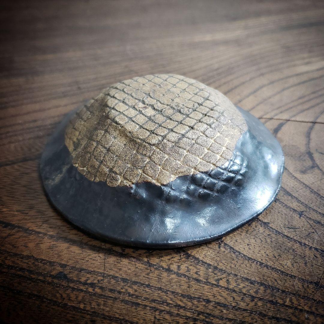 小皿　江戸前期　美濃　瀬戸黒　花型　型押し　蛇肌