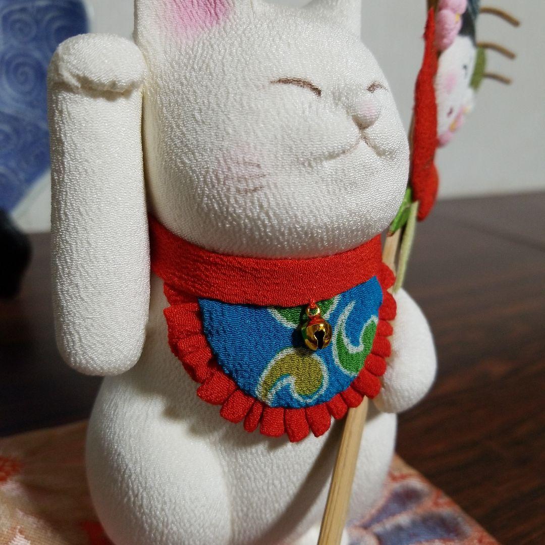 くまでを持った招き猫