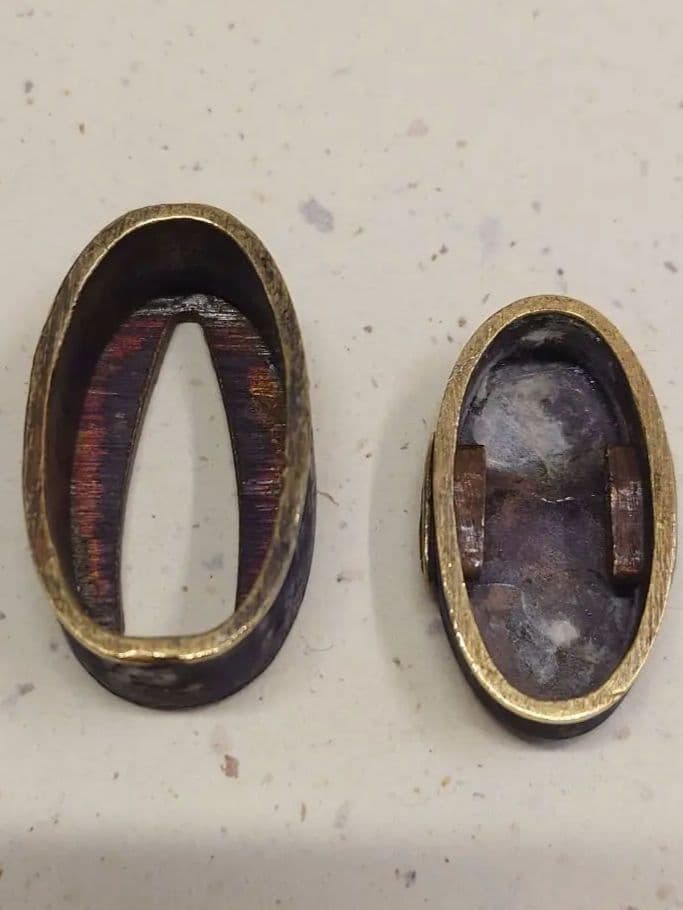 縁頭、赤銅地に筋模様、入れ子