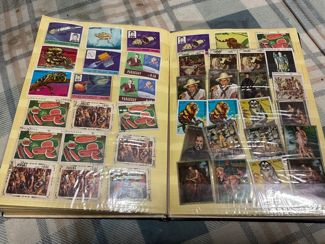 使用済み切手／日本と外国の混合　アルバムにビッシリシリーズ1。【昭和レトロ】。