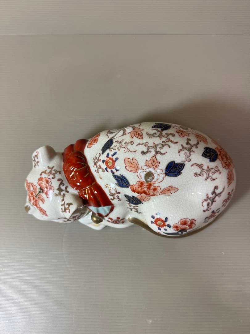 2780 伊万里　眠り猫　金鈴　 牡丹花文様　置物　縁起物