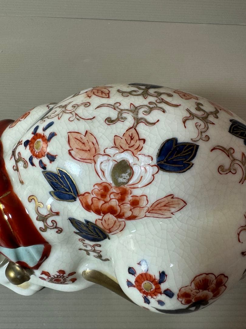 2780 伊万里　眠り猫　金鈴　 牡丹花文様　置物　縁起物