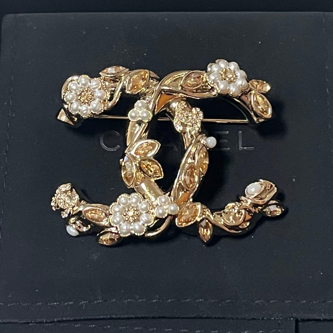 CHANEL ゴールド ロゴブローチ 専用ボックス付き