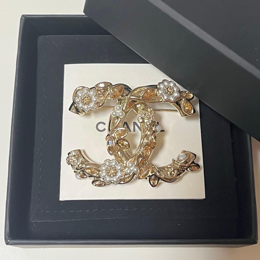 CHANEL ゴールド ロゴブローチ 専用ボックス付き