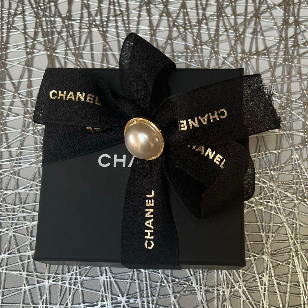 CHANEL ゴールド ロゴブローチ 専用ボックス付き