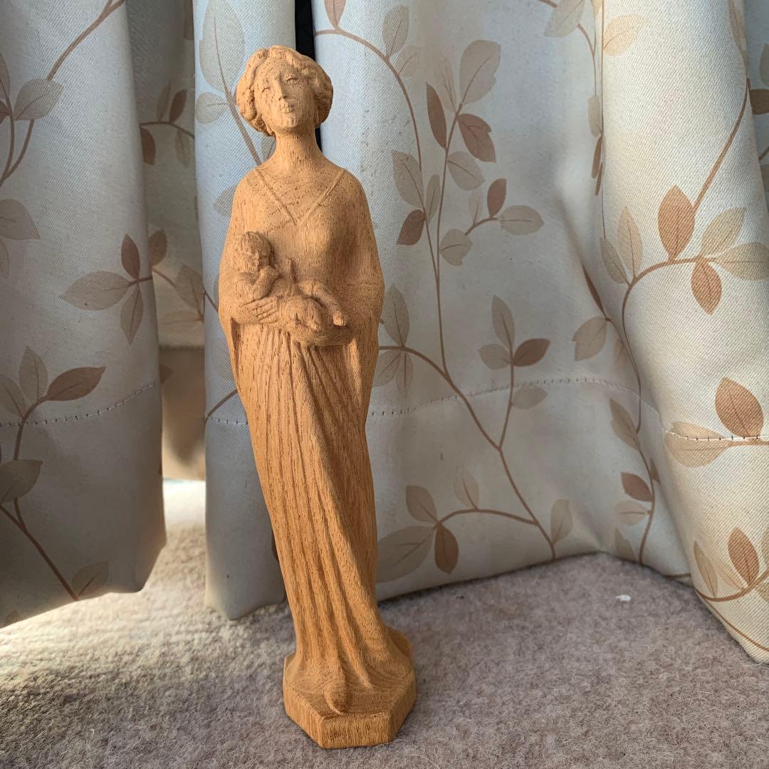 イタリアのレーピ社製の木彫り聖母子像「リバティースタイル」