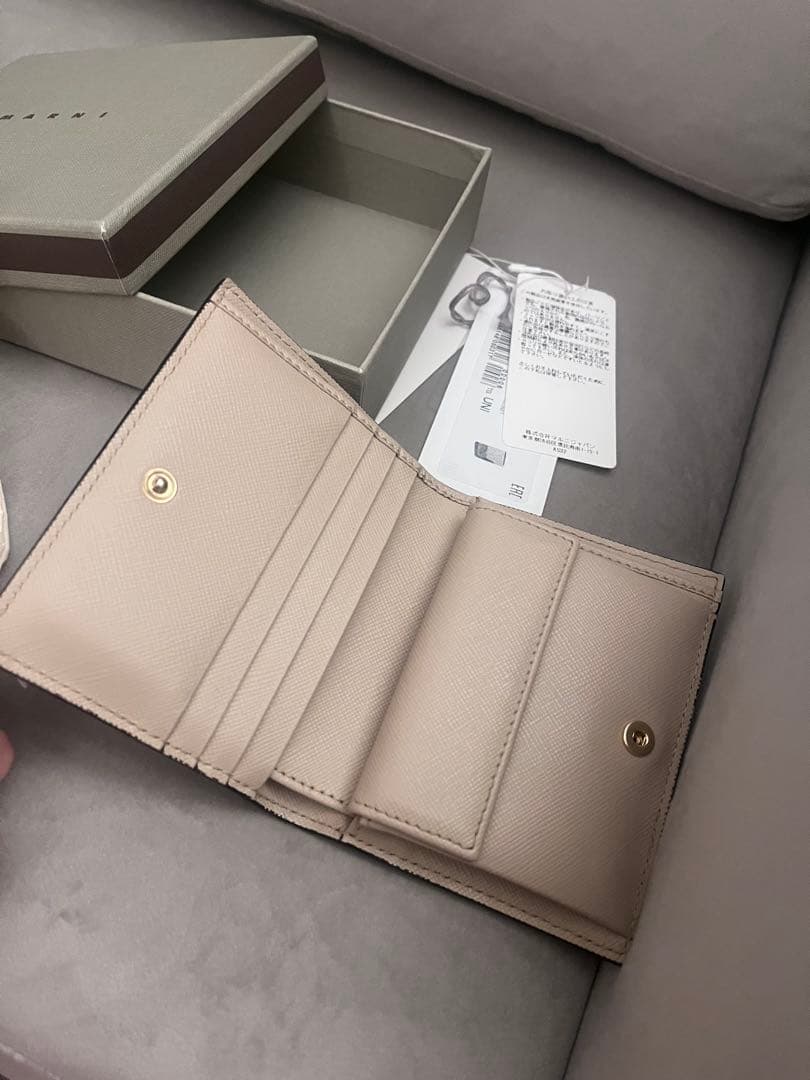 完売品 美品 MARNI 二つ折り財布 牛革 ティーグリーン ライムストーン