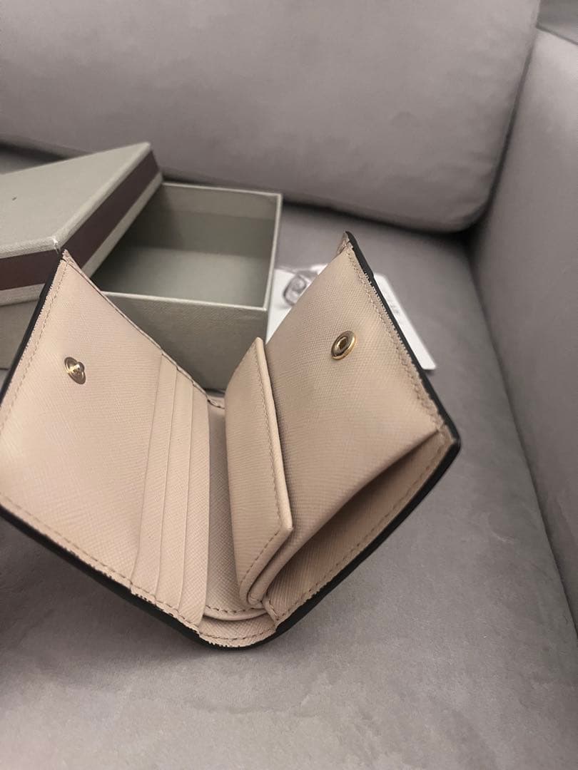 完売品 美品 MARNI 二つ折り財布 牛革 ティーグリーン ライムストーン