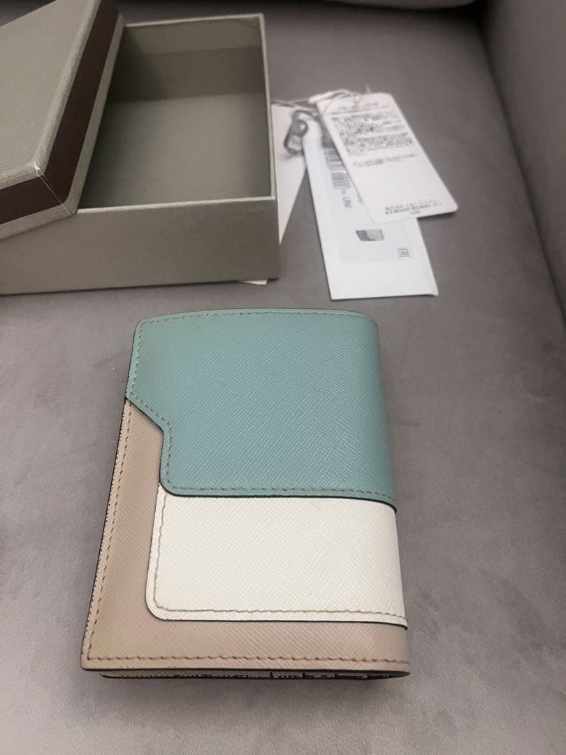 完売品 美品 MARNI 二つ折り財布 牛革 ティーグリーン ライムストーン