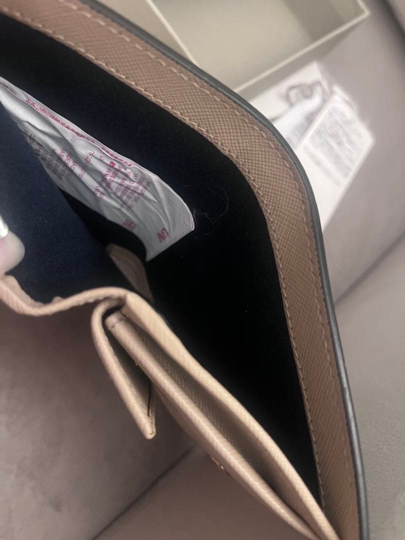 完売品 美品 MARNI 二つ折り財布 牛革 ティーグリーン ライムストーン