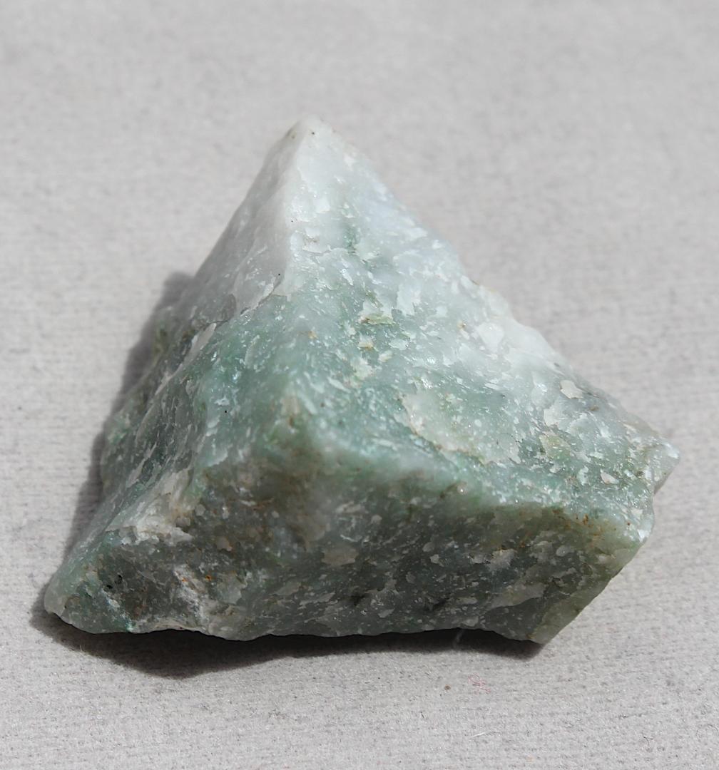 ［透過スカスカのガラス質］糸魚川翡翠 原石 43.5g