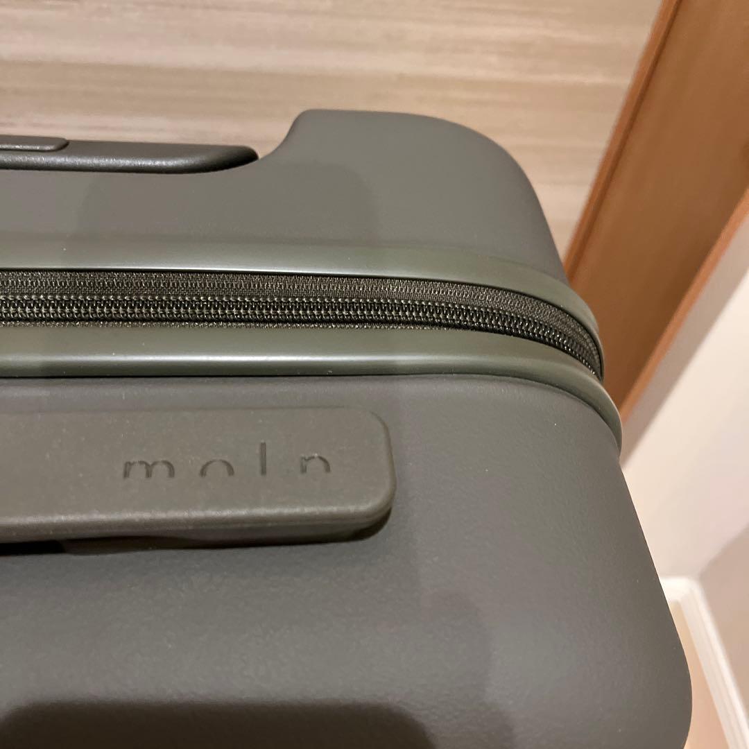 moln（モルン）　キャリーオンスーツケース・モス（緑）　同色タグ付き