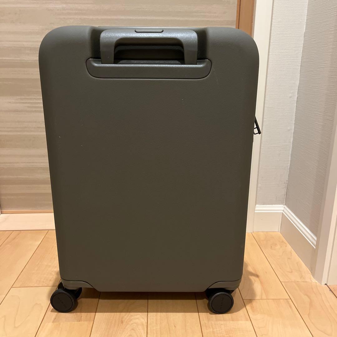 moln（モルン）　キャリーオンスーツケース・モス（緑）　同色タグ付き