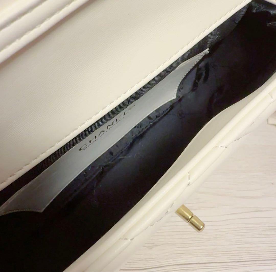 CHANEL キルティングショルダーバッグパールチェーン ロゴノベルティ